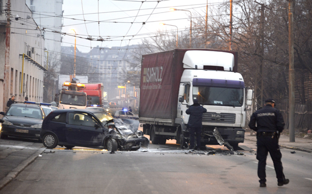 Возачу позлило, одвезао се у смрт: Тешка саобраћајна несрећа у Дунавској улици на Дорћолу 